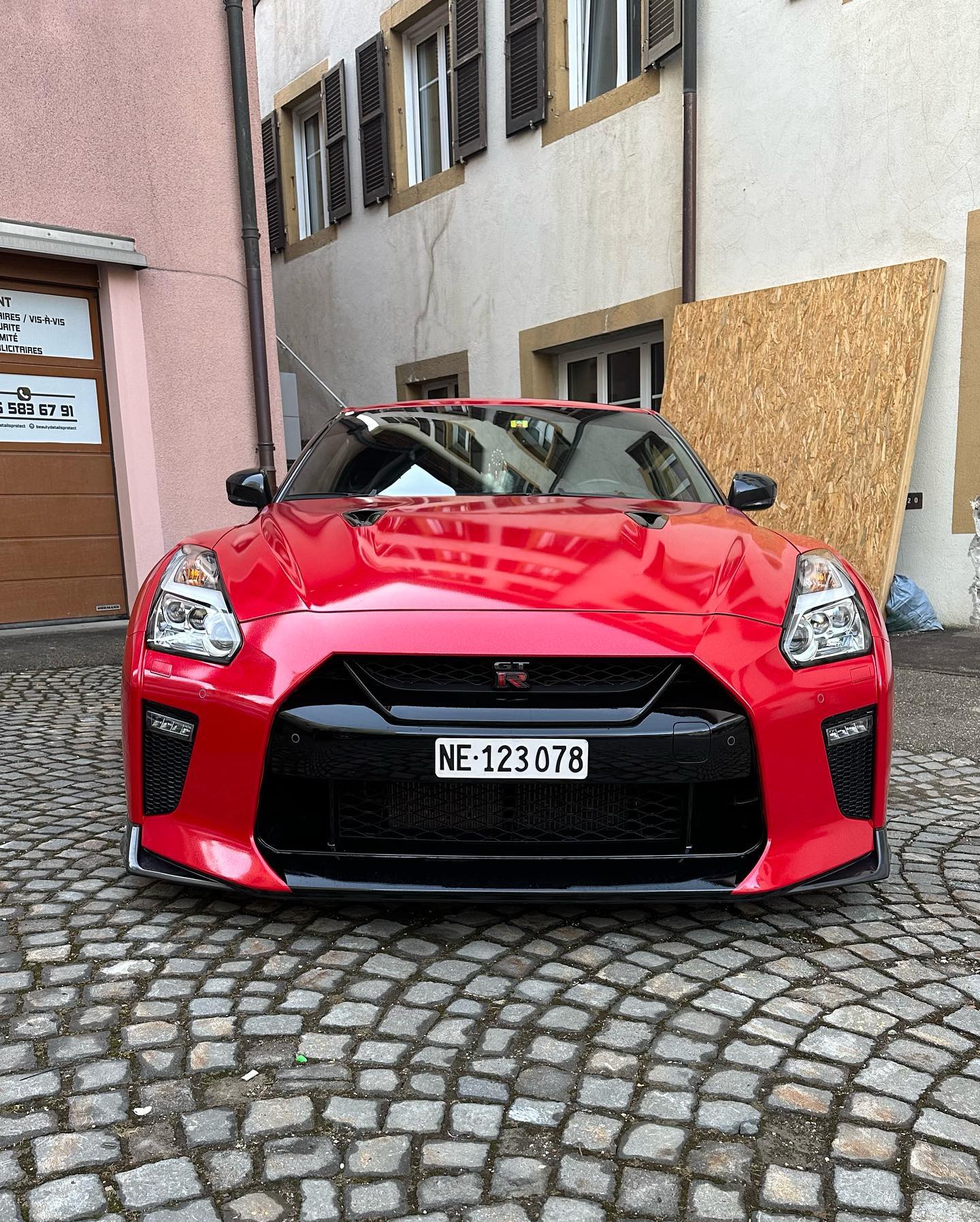 Nissan GT-R covering rouge pailleté et noir matt