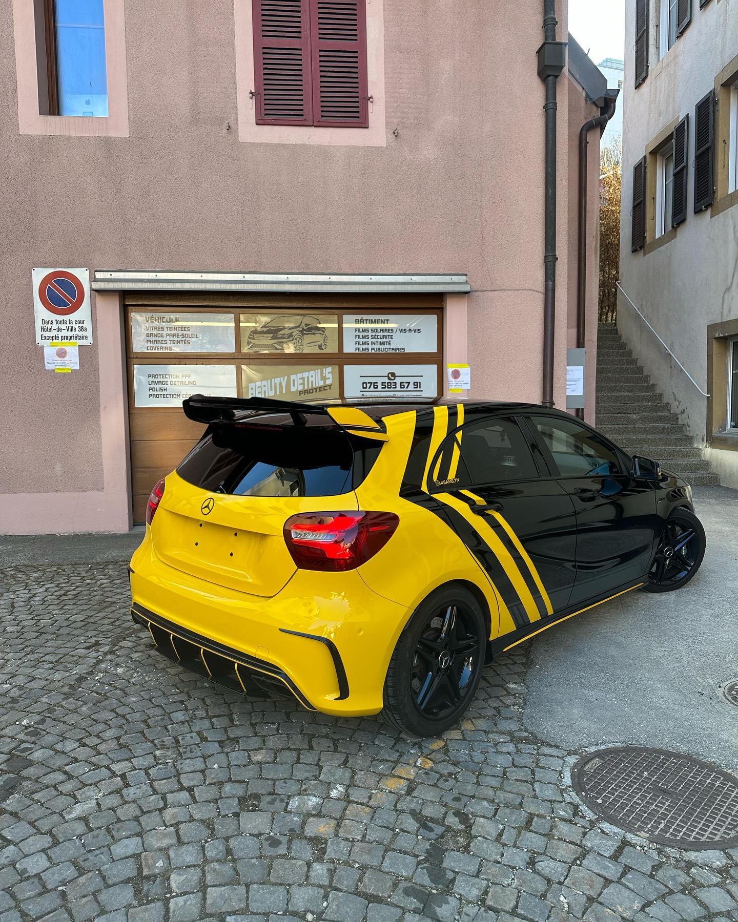 Mercedes A45 covering jaune édition avec déco sur mesure