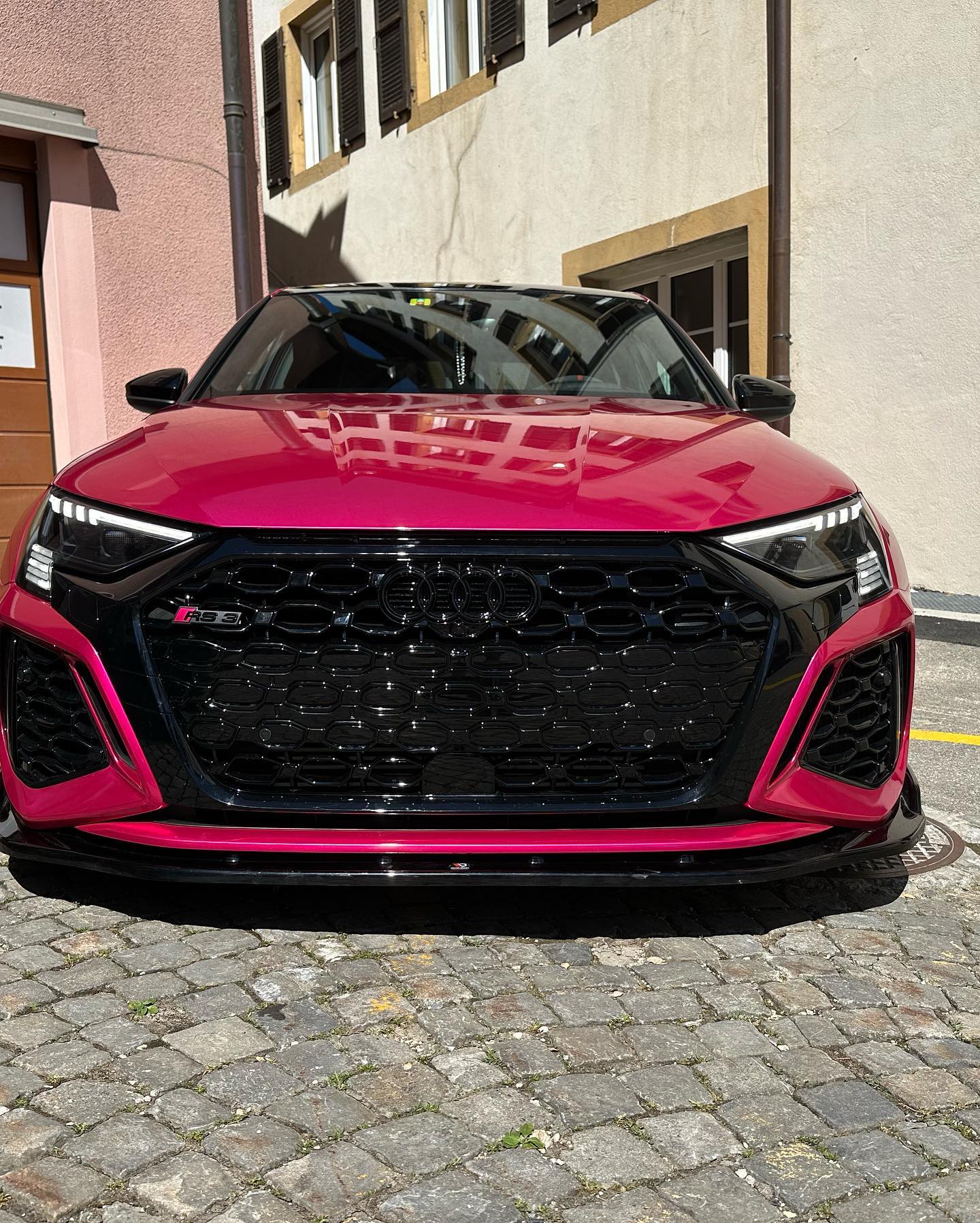 Audi RS3 transformée en covering rose métallique par BD Group Automobiles