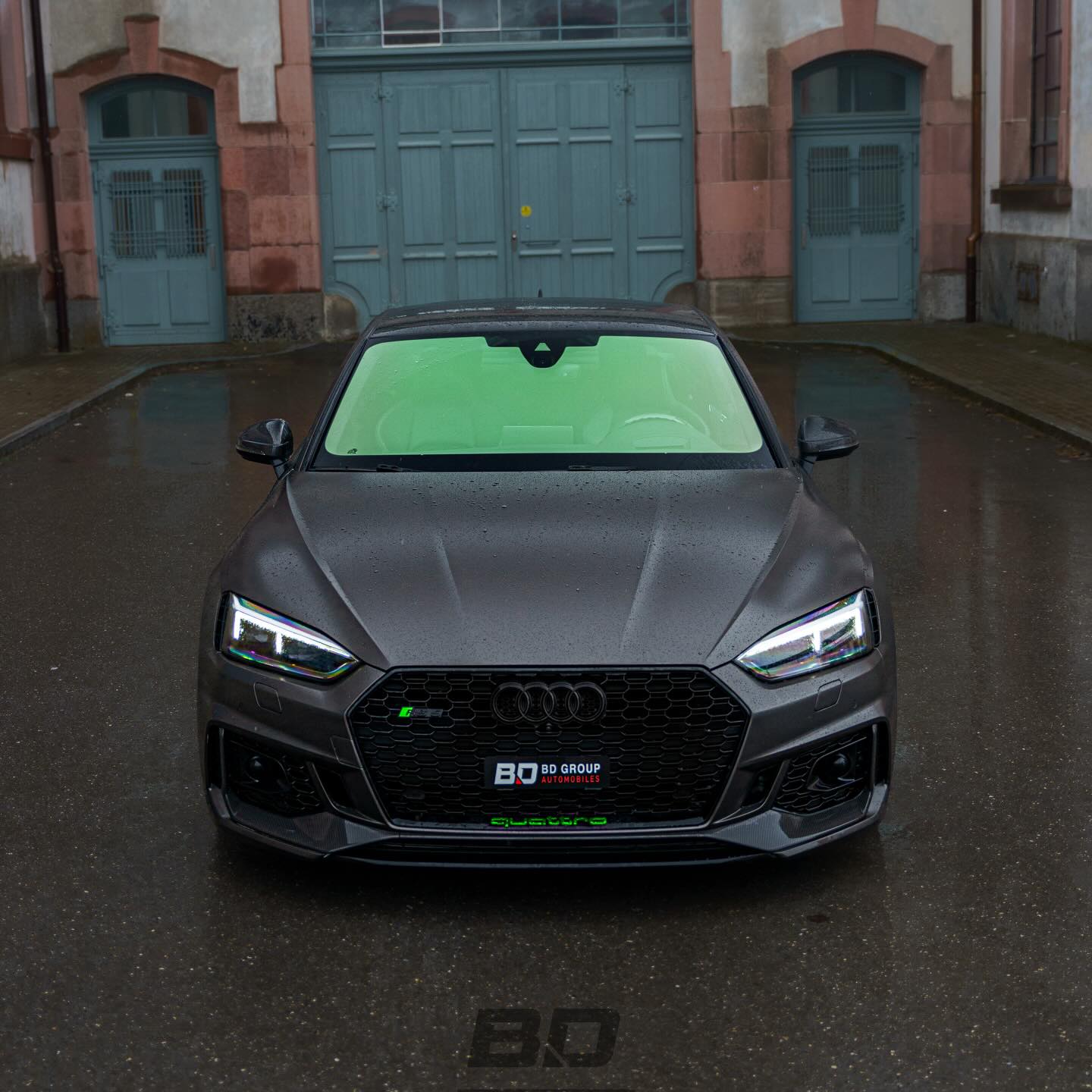 Audi RS5 covering Dark Basalt avec détails vert chrome