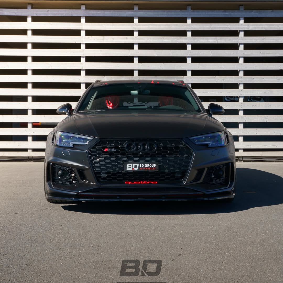 Audi RS4 covering satiné dégradé noir effet déchiré